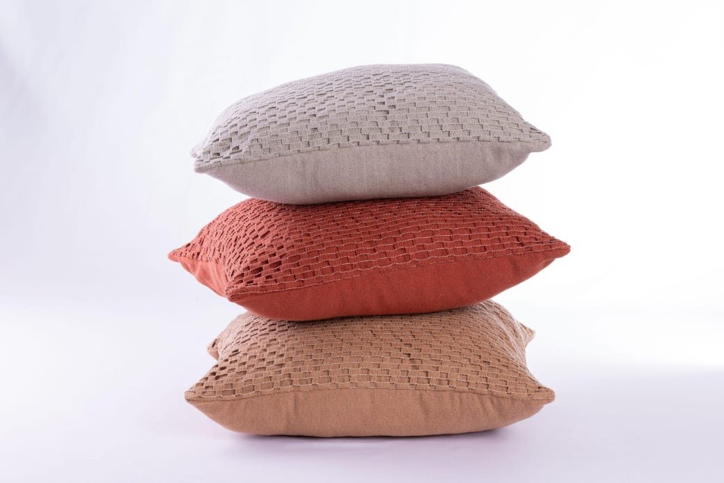 CAPA DE ALMOFADA CROCHÊ E LINHA 45X45 CM